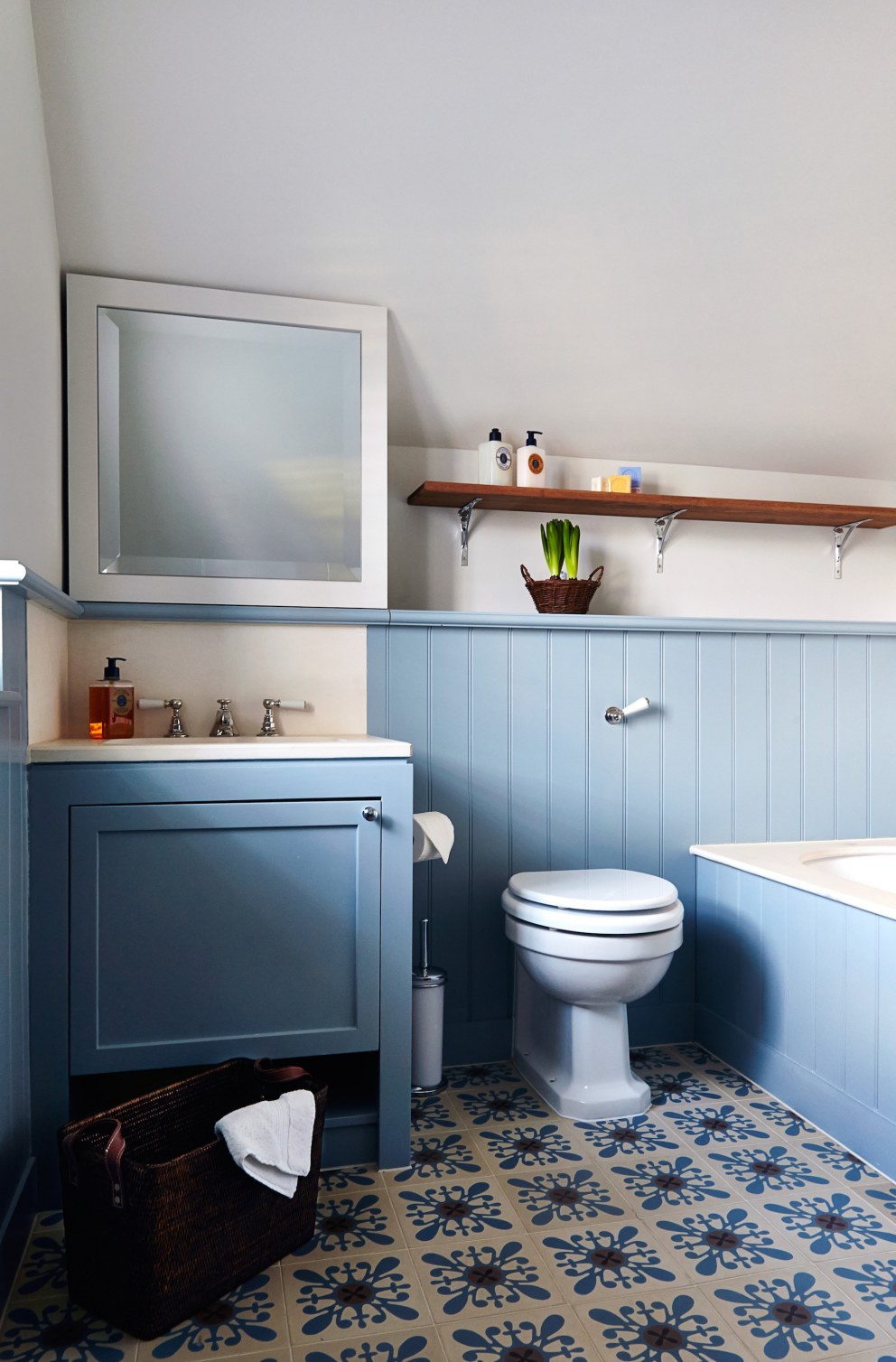 Arts and Crafts style in Hampstead Garden Suburb | Family Bathroom | Interior Designers